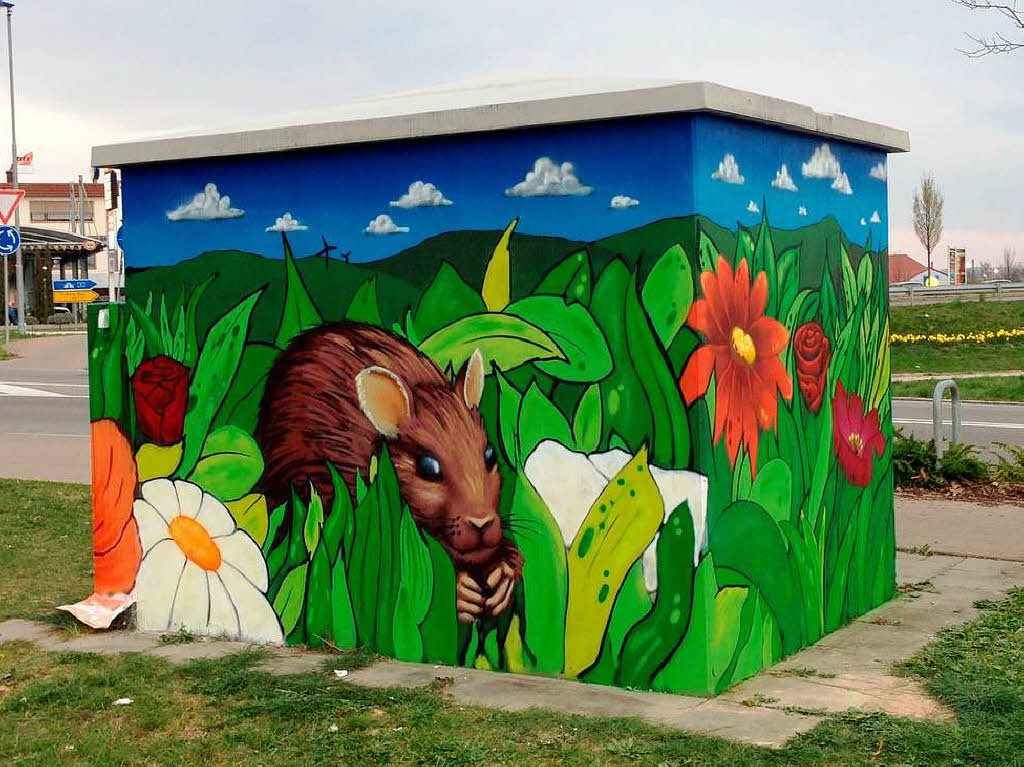 Der letzte Schliff: Graffiti-Knstler Andreas Ernst dem Trafohuschen noch eine Feldmaus...n 