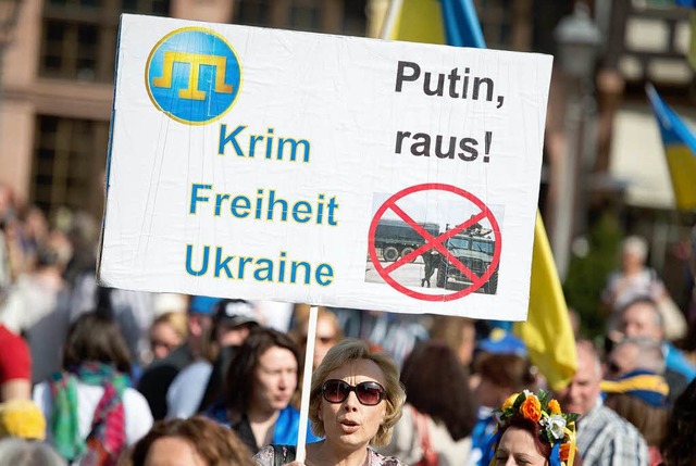 Ukrainer demonstrieren am 30. Mrz in ...ins und fr die Freiheit der Ukraine.   | Foto: DPA