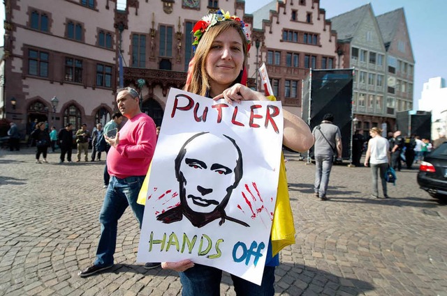 Hnde weg von der Krim, fordert eine Demonstrantin in Frankfurt am Main.   | Foto: DPA