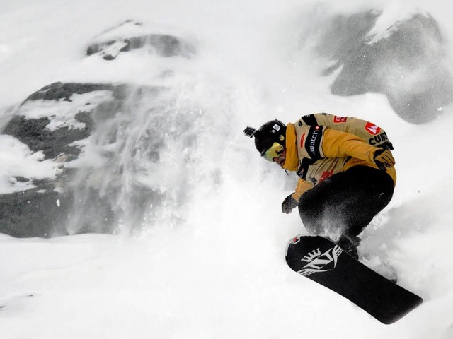 Ein Boarder-Vorbild: Der Schweizer Emi...tung der Freeride World Tour gewonnen.  | Foto: AFP