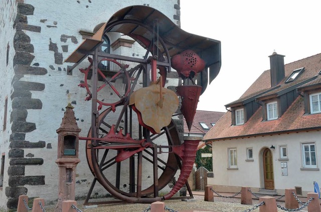 2013  wurde die Radbhne von Helmut Lutz am Breisacher Radbrunnenturm aufgebaut.  | Foto: Claudia Mller