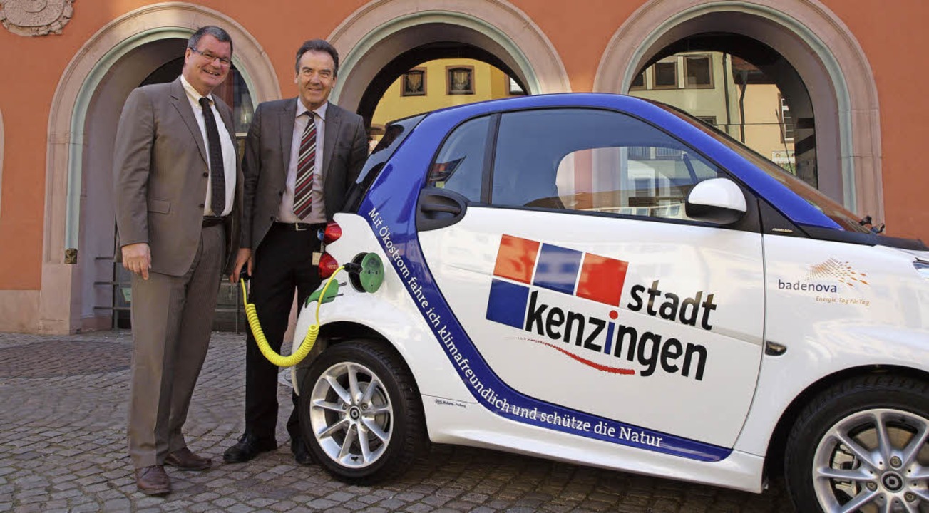 Bürgermeister Matthias Guderjan und Ge...führer Johann-Martin Rogg mit E-Smart.  | Foto: Michael Haberer