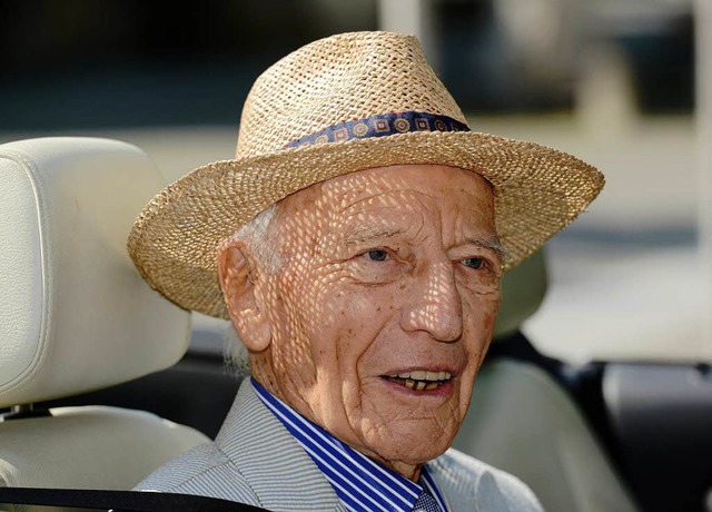 Walter Scheel sitzt an seinem 94. Geburtstag in einem Cabrio.  | Foto: dpa