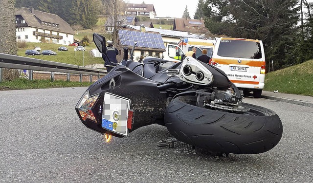 Schwer verletzt wurde der Fahrer dieses Motorrads.   | Foto: Kamera 24