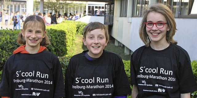 Marie, Jonathan und Emma (von links) s... Halbmarathon-Staffellauf in Freiburg.  | Foto: privat
