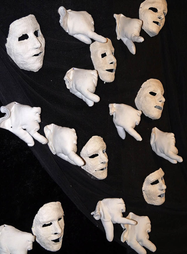Auch geisterhafte weie Masken sind im Ostergarten in Ehrenstetten zu sehen.  | Foto: Susanne Ehmann