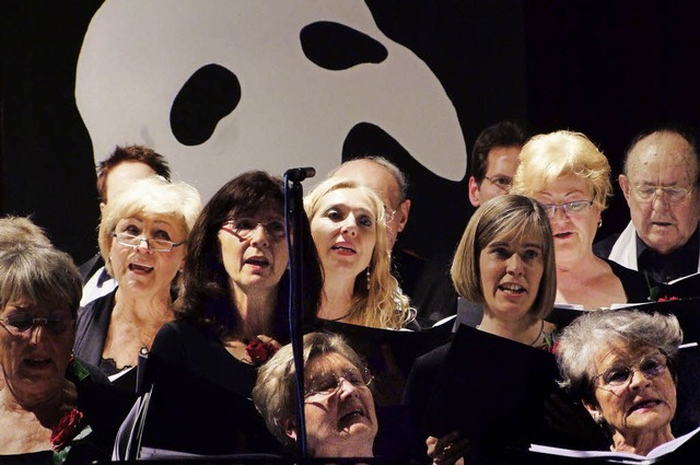 Vor der Maske des Phantoms der Oper: D... Gesangverein Weil und New Formation.   | Foto: Martina David-Wenk