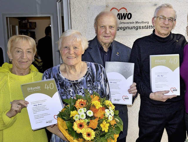 Hannelore Nuss als Kreisvorsitzende (l...ft mit Ehrenurkunden und -nadeln aus.   | Foto: Georg Diehl