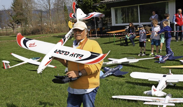 Ferngesteuerte Modellflugzeuge gab es ...iegerverein Kirchzarten zu bestaunen.   | Foto: Andreas Peikert
