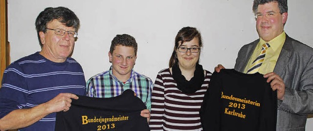 Sieger-T-Shirts fr die Bundessieger e...erstellvertreter Elmar Vogt (rechts).   | Foto: edgar steinfelder