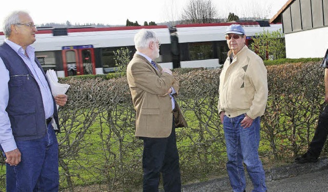 Just whrend des Vor-Ort-Termins fuhr ...das der Eigentmer gern bebauen wrde.  | Foto: Marlies Jung-Knoblich