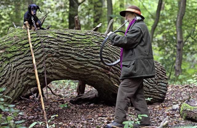 Immer mehr Frauen machen den Jagdschei...ewussten Umgang mit der Natur zu tun.   | Foto: dpa/Beate Pundt