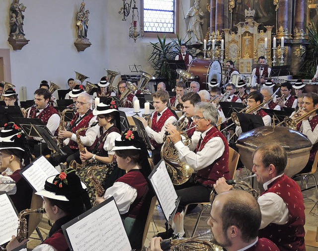 Ein Altarraum voller Musiker: Das rund...ach bei seinem ersten Kirchenkonzert.   | Foto: Kurt Meier