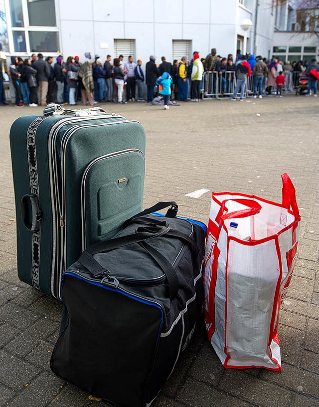 Mit wenig Gepck kommen die Flchtling...lsruhe betreut, die unser Bild zeigt.   | Foto: dpa