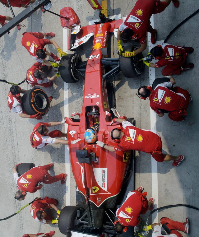 Aufblicken war vorgestern: Aktuell sch...ktive auf die Scuderia Ferrari herab.   | Foto: afp