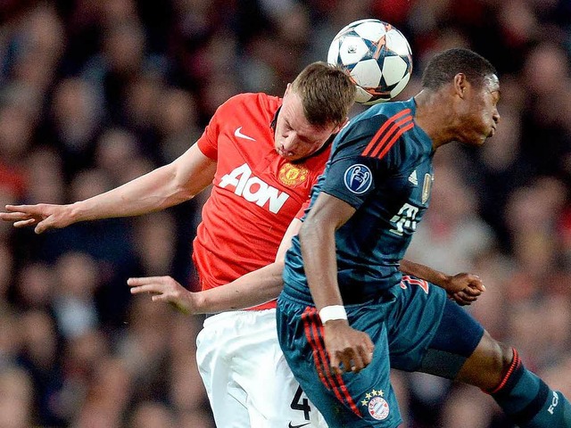 Reine Kopfsache: David Alaba (rechts) im Duell mit Phil Jones  | Foto: afp