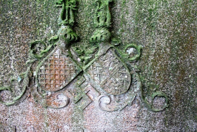 Das Hakenkreuz auf dem Grab der Famili... March-Neuershausen wurde abgemeielt.  | Foto: horst david