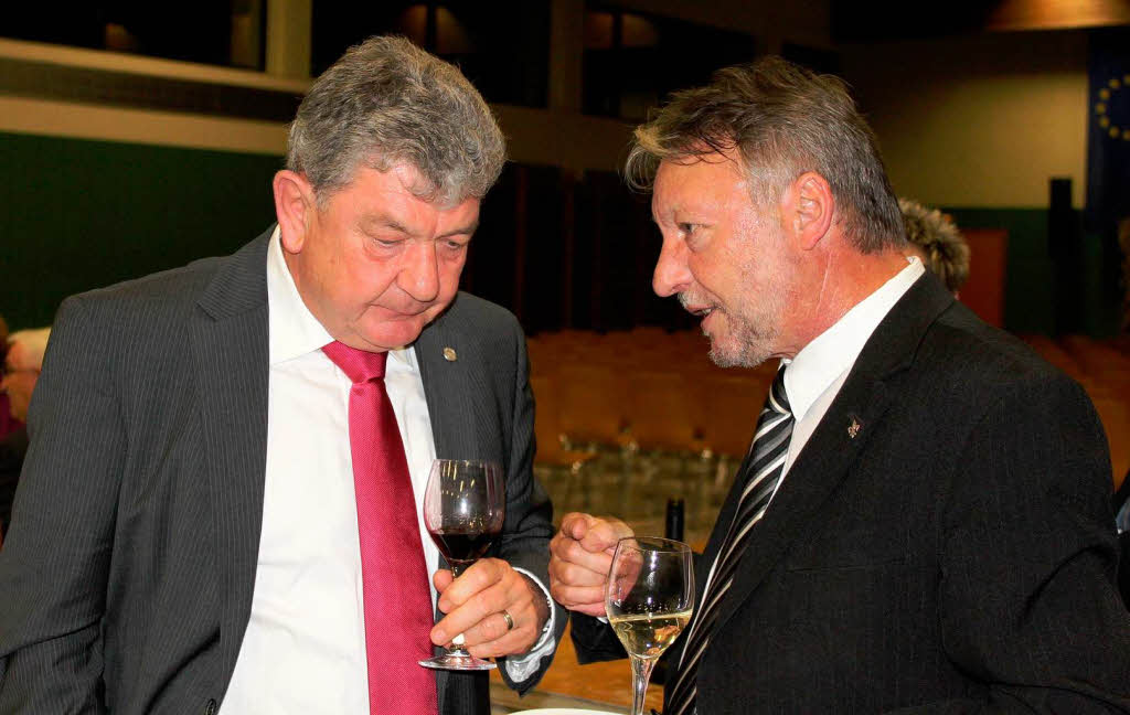 2012: Zwei Freunde im Gesprch: Marlenheims Brgermeister Marcel Lttmann(links) und sein Ruster Kollege Gnter Goreck