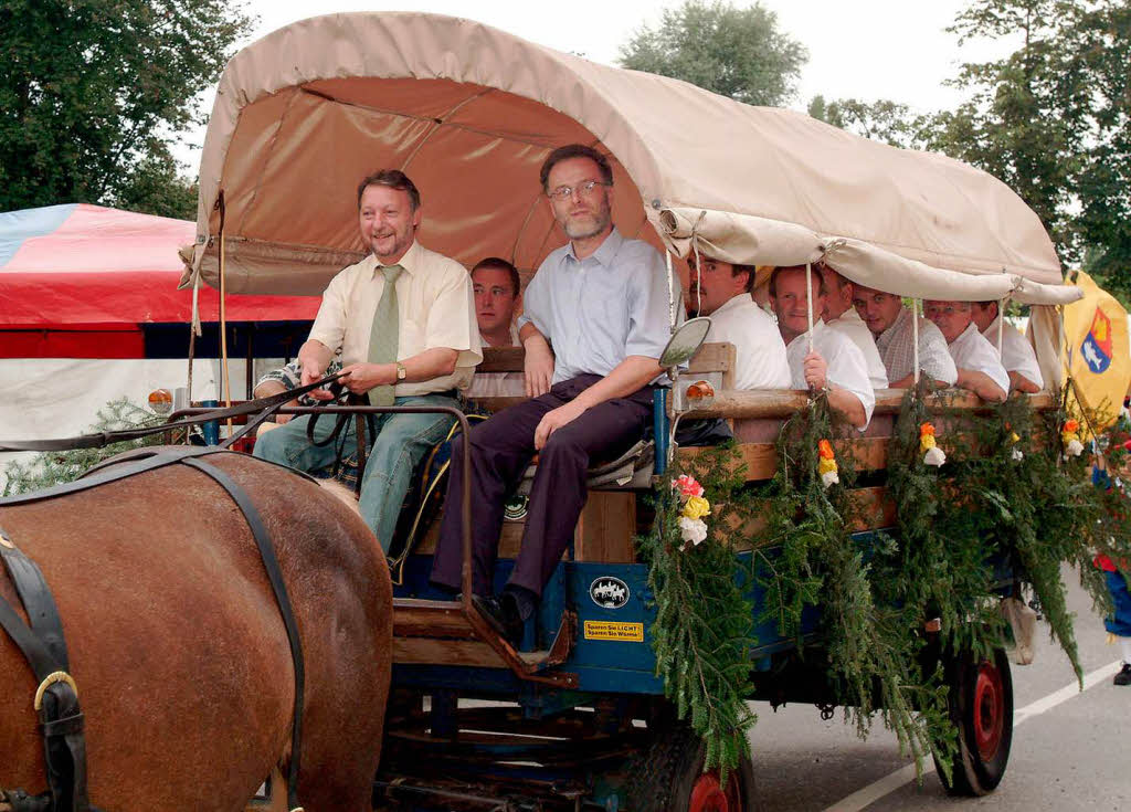 2004: Die Zgel fest in der Hand: Brgermeister Gnter Gorecky und Pfarrer Roland Rettenmaier kutschierten die Festwirte zum Fassanstich.