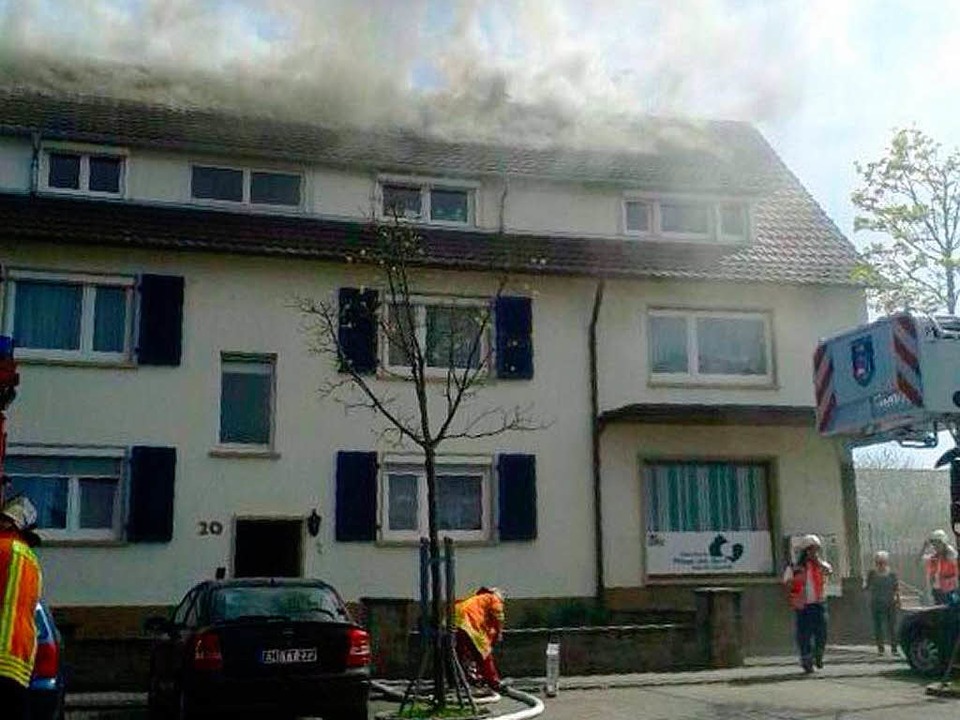 Ein Feuer ist in einem Mehrfamilienhau...brochen. Die Feuerwehr ist im Einsatz.  | Foto: Maximilian Becker