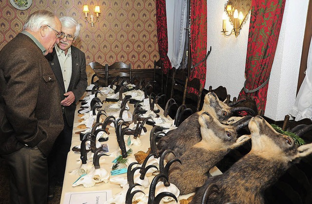 ber 200 Trophen (Krucken) aus der Ga...nten in Simonswald besichtigt werden.   | Foto: Horst Dauenhauer