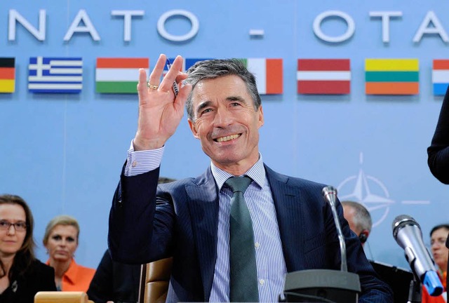 NATO-Generalsekretr Anders Fogh Rasmussen begrt die Teilnehmer des Gipfels.  | Foto: AFP