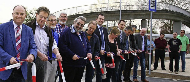 Gemeinsam wird beim  Orschweier Bahnhof des Ende der Bauarbeiten gefeiert.   | Foto: Sandra Decoux-Kone