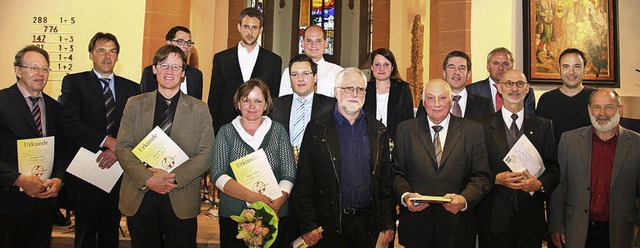 Zahlreiche Ehrungen fr langjhrige Mi... (vordere Reihe, Dritter von rechts).   | Foto: Sandra Decoux-Kone