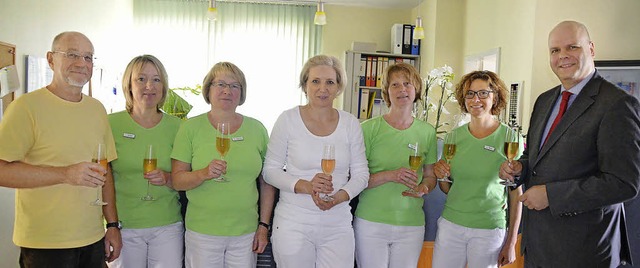 Hildegard Burger bernahm die Zahnarzt...rgermeister Jrgen Louis gratulierte.  | Foto: Jrg Schimanski