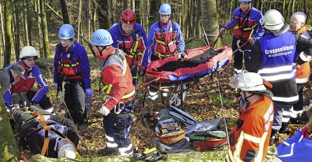 Feuerwehr, DRK und Bergwacht arbeitete...zugnglicher Lage im Sthlinger Wald.   | Foto: Dietmar Noeske