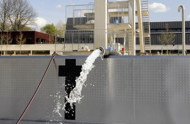 WASSER MARSCH: Genau im rechten Moment...an Ostern Badevergngen angesagt sein.  | Foto: Markus Zimmermann