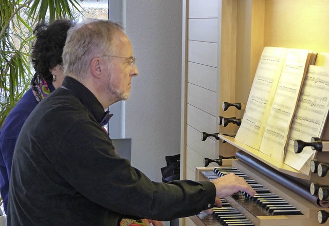 Michael Felix an der Mathis-Orgel   | Foto: Ingrid Arndt