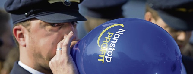 Ein Lufthansa-Pilot beim Arbeitskampf  | Foto: DPA