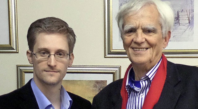 Edward Snowden (links) und Christian Strbele   | Foto: DPA