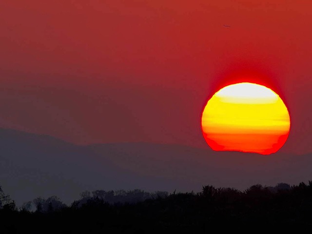 In den nchsten Tagen knnte der Sonnenuntergang in Sdbaden spektakulr werden.  | Foto: Daniel Fleig