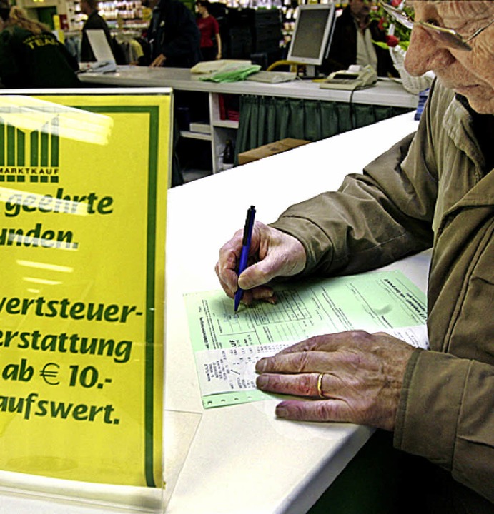 Win-win-Situation: Schweizer Kunden pr...r deutsche Handel von deren Kaufkraft.  | Foto: dpa
