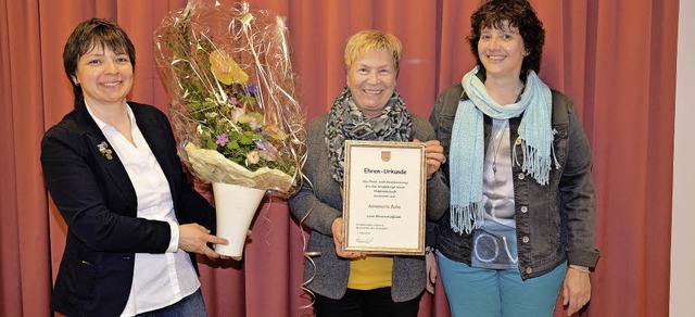 Annemarie Bohn (Mitte) ist nun  Ehrenm...s). Sigrid Hugenschmidt gratulierte.    | Foto: Dietmar Bchlin