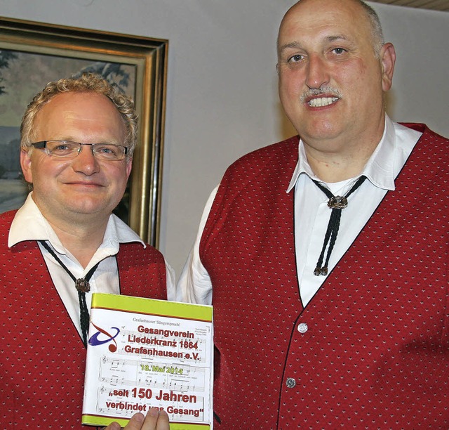 Der Gesangverein Liederkranz Grafenhau... Thomas Stiegeler die Festschrift vor.  | Foto: Chris Seifried