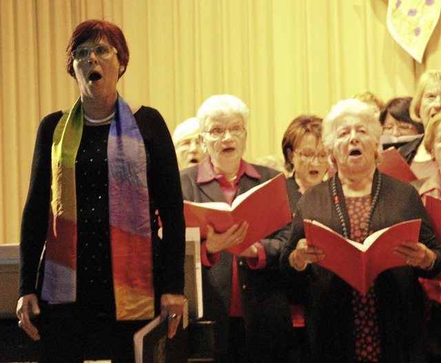 Solistin Karin Rdlin begeisterte das ...ten Chors der Chorgemeinschaft Nimburg  | Foto: Pia Letter-Hirsch