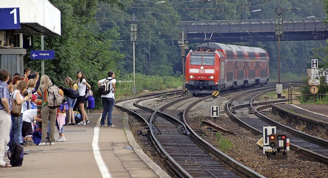 Regionalexpress bei der Einfahrt in den Bahnhof in Riegel  | Foto: Archivfoto: Martin Wendel