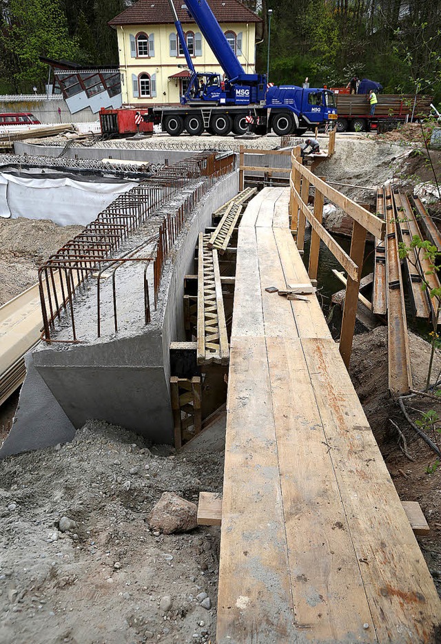 Bis Mitte Mai soll der  Brckenbau stehen.     | Foto: CHR. BREITHAUPT