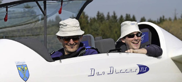 Die Fluglehrer Klaus Faller (links) un...22;Lffingen&#8220; sind guter Dinge.   | Foto: C. Maier