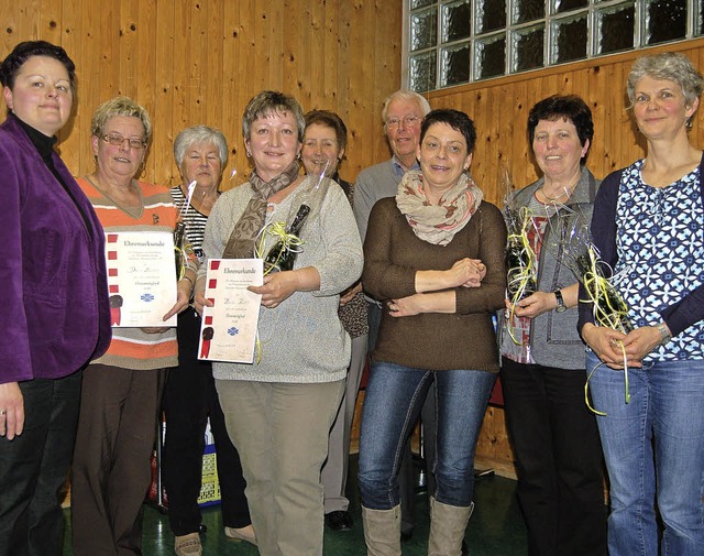 Beim Turnverein Hauingen gab es zahlre...ende), Ursel Golomb und Helga Zastrow   | Foto: Paul Schleer