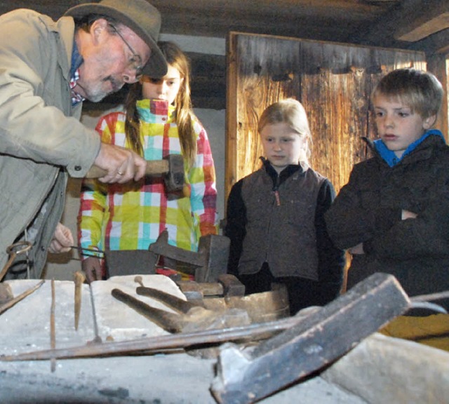 Das Nagelschmieden zeigt Jrgen Kammerer beim nchsten Schneiderhof-Aktionstag.   | Foto: Tolsdorf