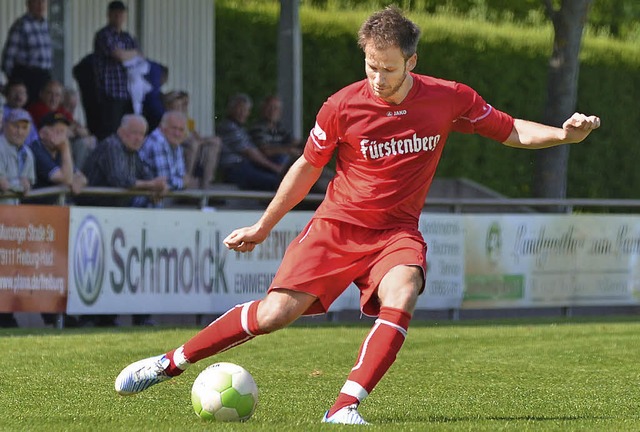 Von rechts kommt er: Bernhard Wiesler ...des Bahlinger SC als Verteidiger auf.   | Foto: Kaufhold