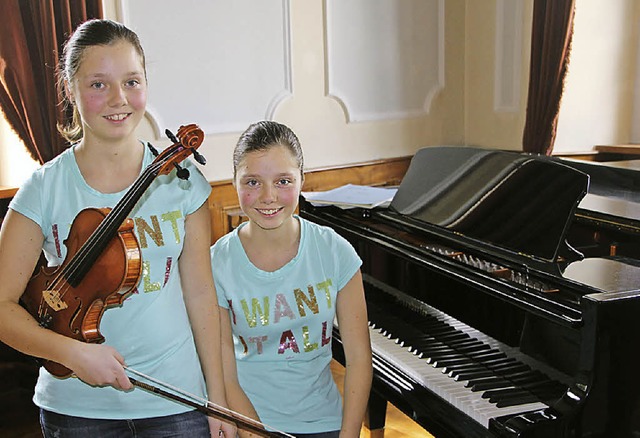 Katrin (links) und Hanna Friedrich wei... Bad Sckinger Trompeterschloss ein.    | Foto: Susanne Kanele