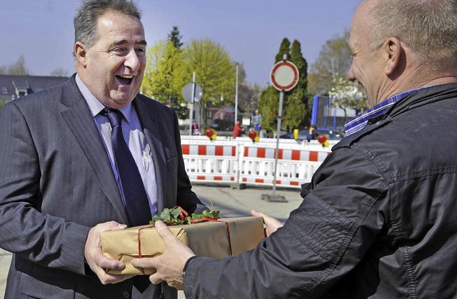 Die Baugenehmigung und Geschenk der Ge...nks) von Hauptamtsleiter Martin Spoth.  | Foto: Bernhard Rein