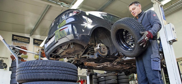 Beim anstehenden Reifenwechsel sollten...t und danach richtig gelagert werden.   | Foto: dpa