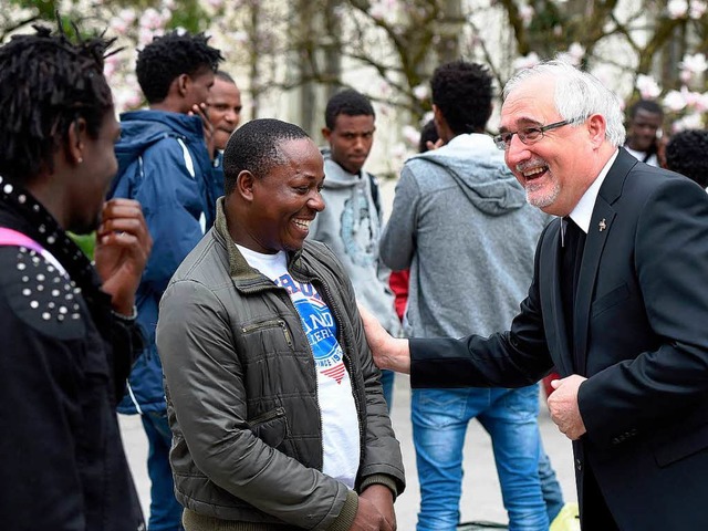 Gebhard Frst (r.), Bischof der Dizes...ruppe von afrikanischen Flchtlingen.   | Foto: dpa