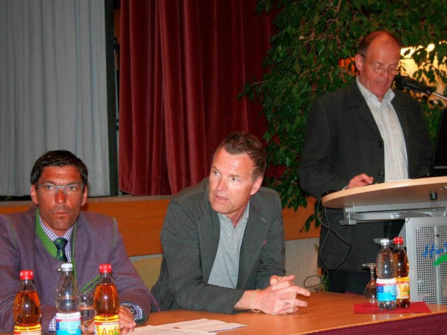 Der TFG-Vorsitzende Klaus Staub sowie ...iele kritische Fragen zu beantworten.   | Foto: DIETER MAURER